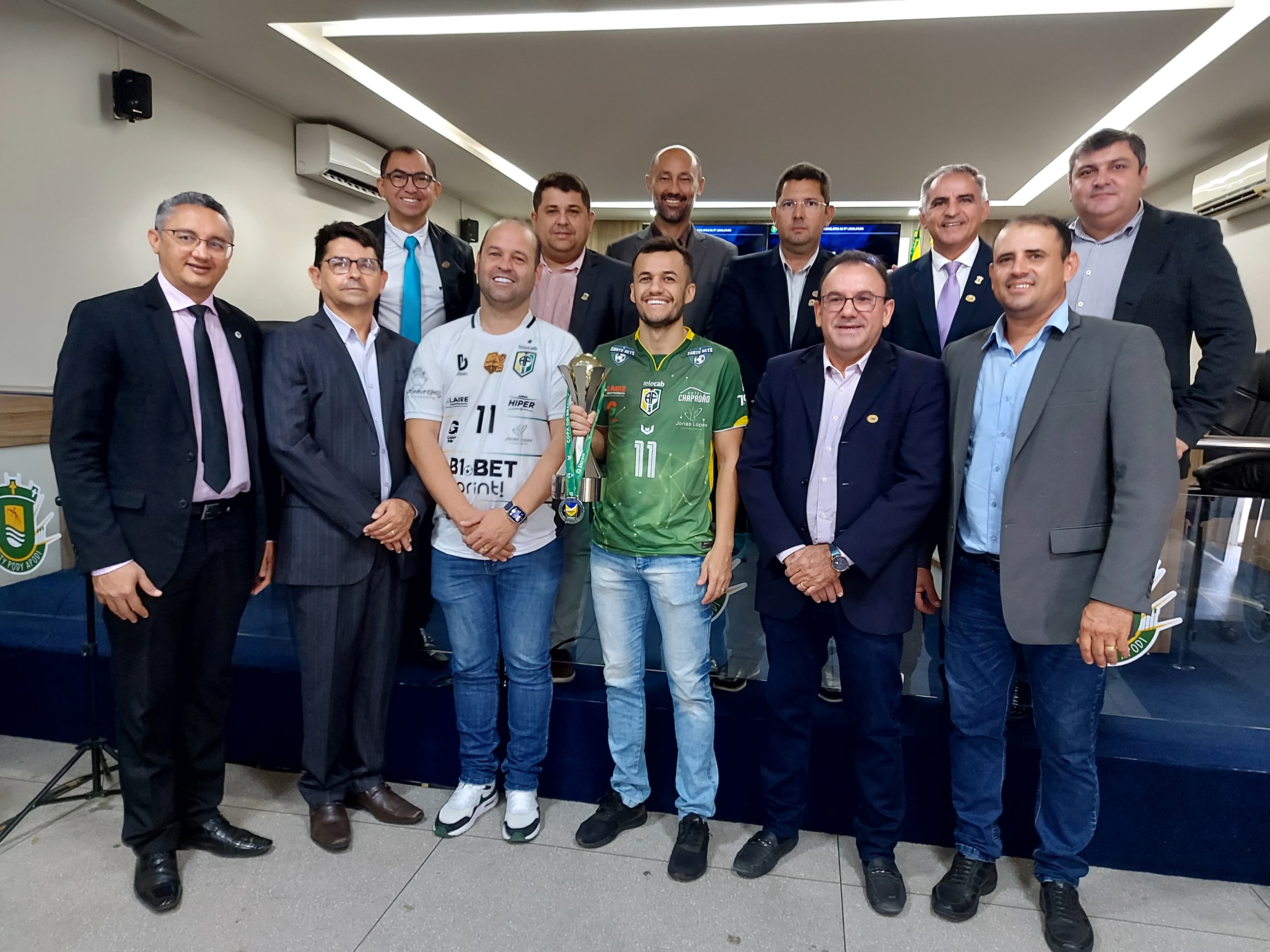 Atleta e presidente do Apodi Futsal visitam a Câmara de Vereadores com a taça de vice-campeão da Copa do Brasil